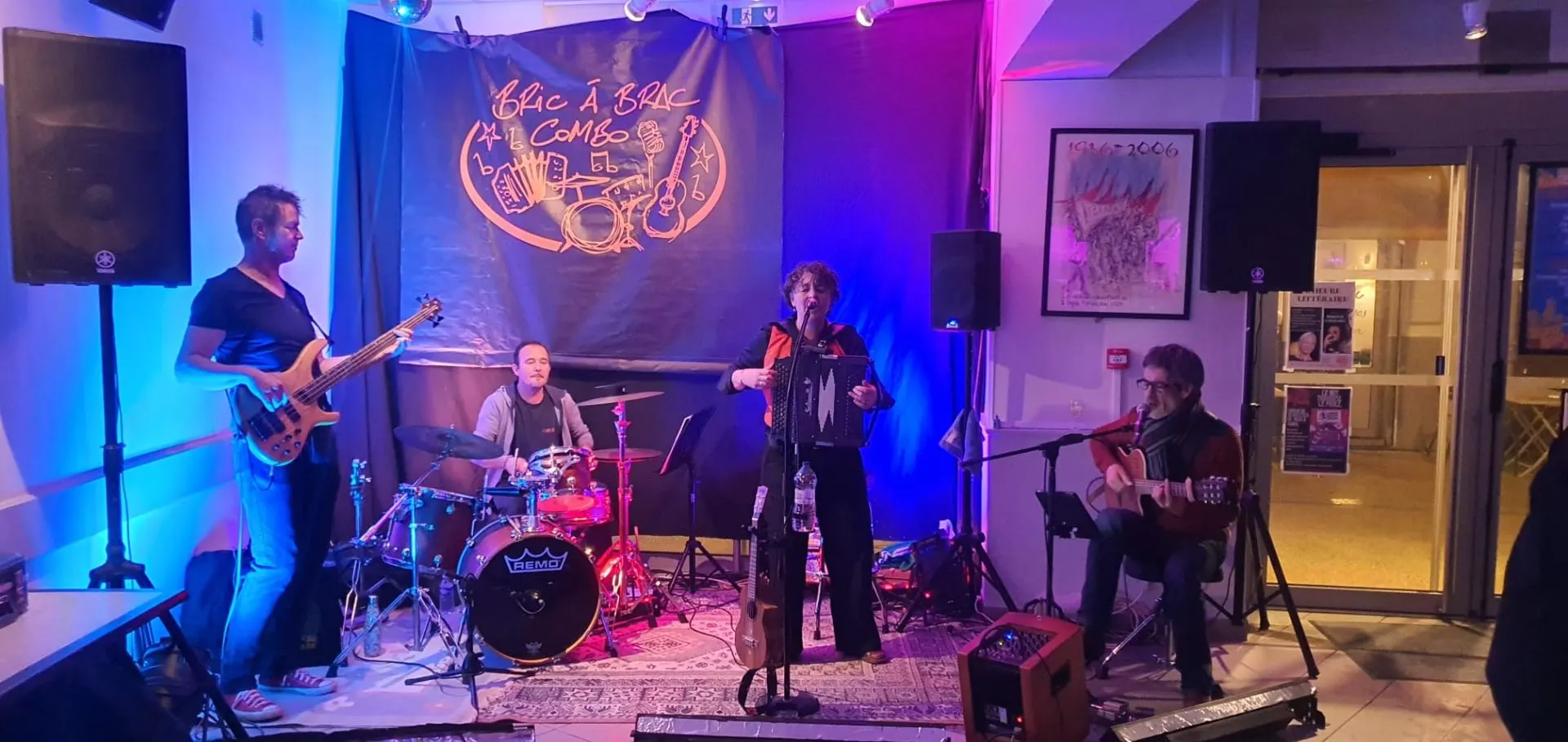 Bric à Brac Combo in concert under its banner, Alexandre on bass, Cyril on drums, Marilou singing with her accordion, Robin on guitar